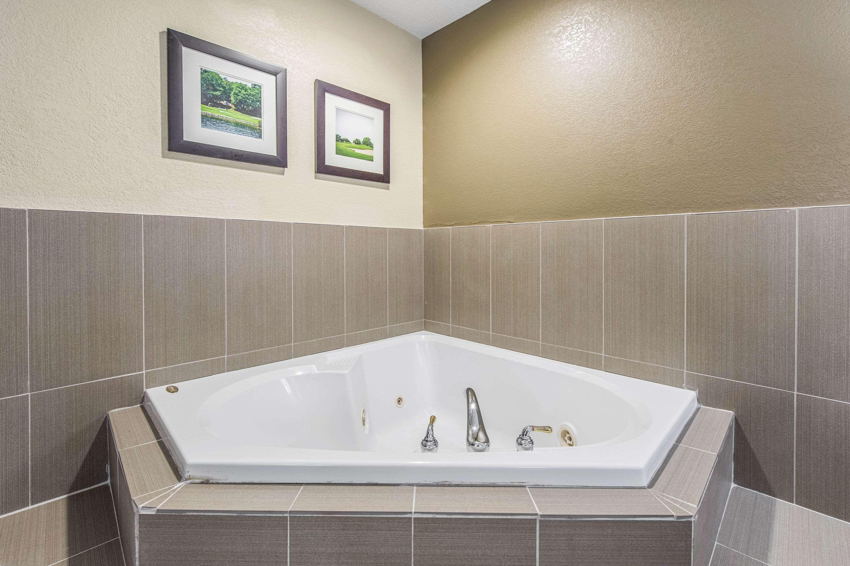 Comfort Inn & Suites Greenwood Near University Εξωτερικό φωτογραφία