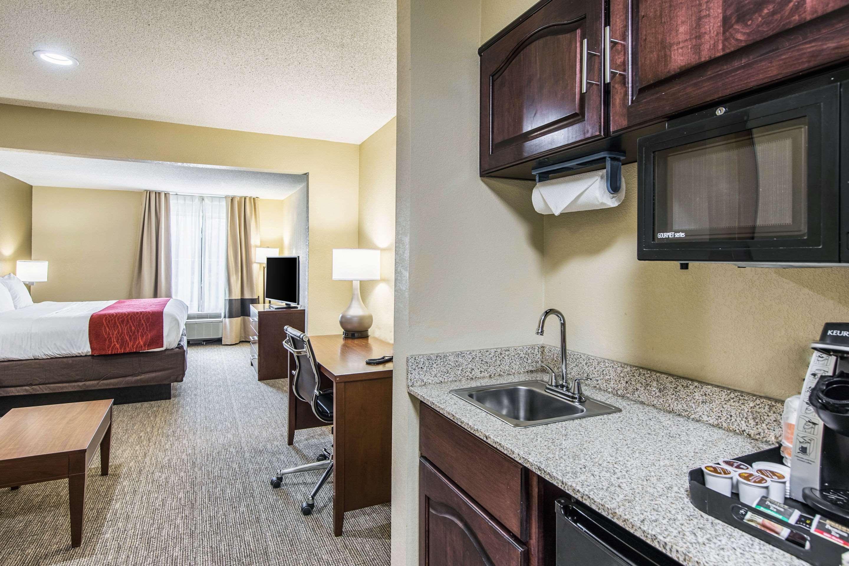 Comfort Inn & Suites Greenwood Near University Εξωτερικό φωτογραφία