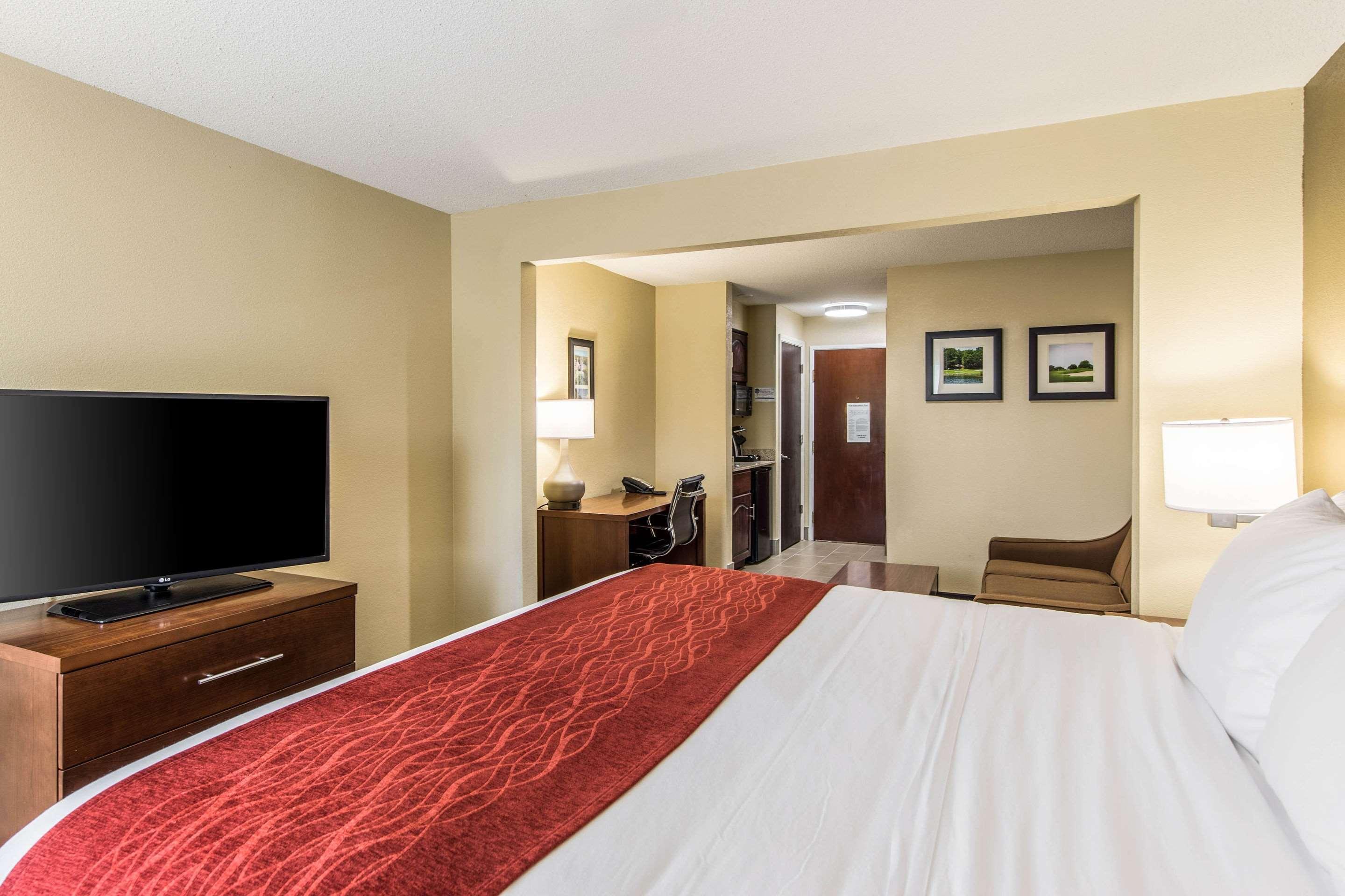 Comfort Inn & Suites Greenwood Near University Εξωτερικό φωτογραφία