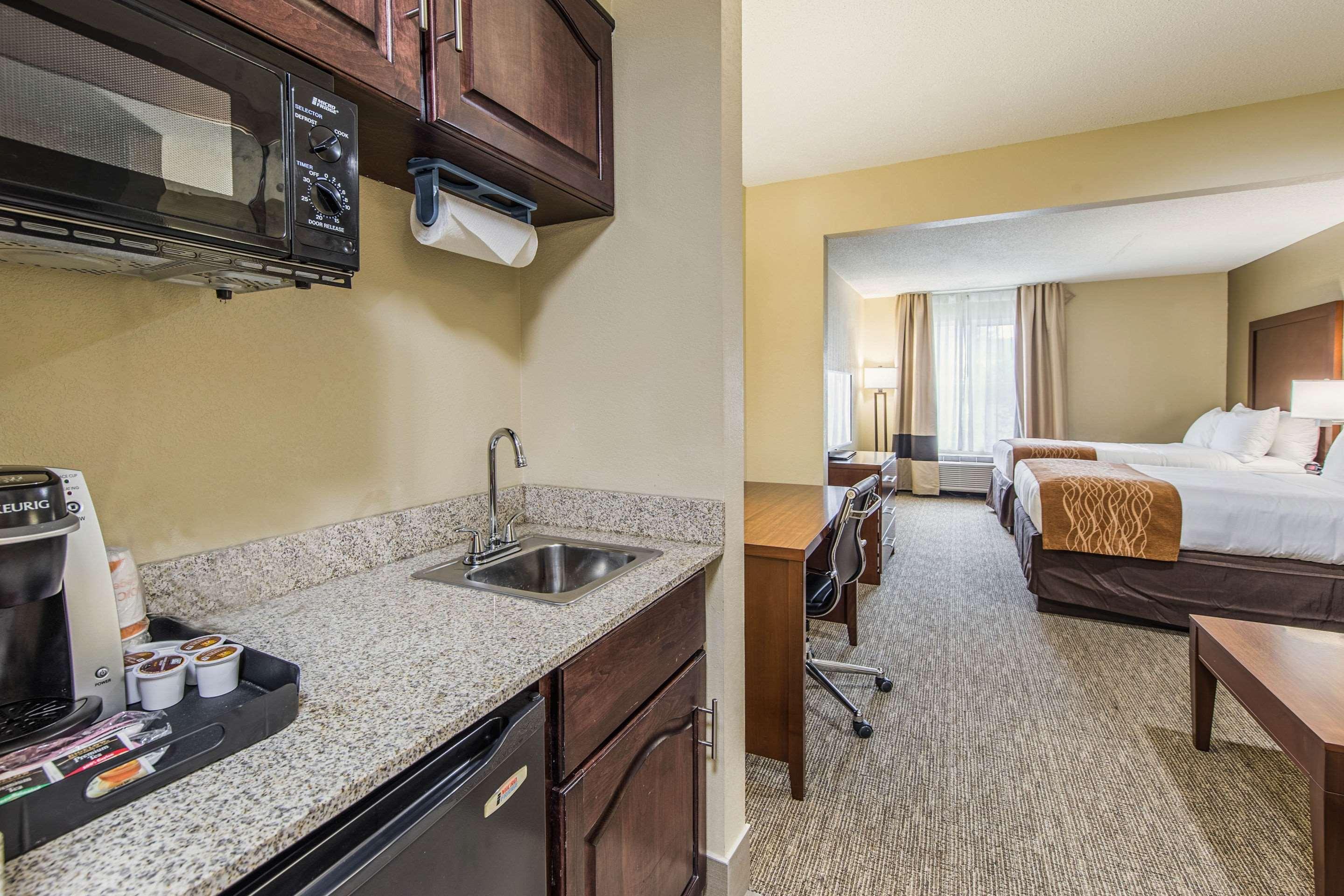 Comfort Inn & Suites Greenwood Near University Εξωτερικό φωτογραφία