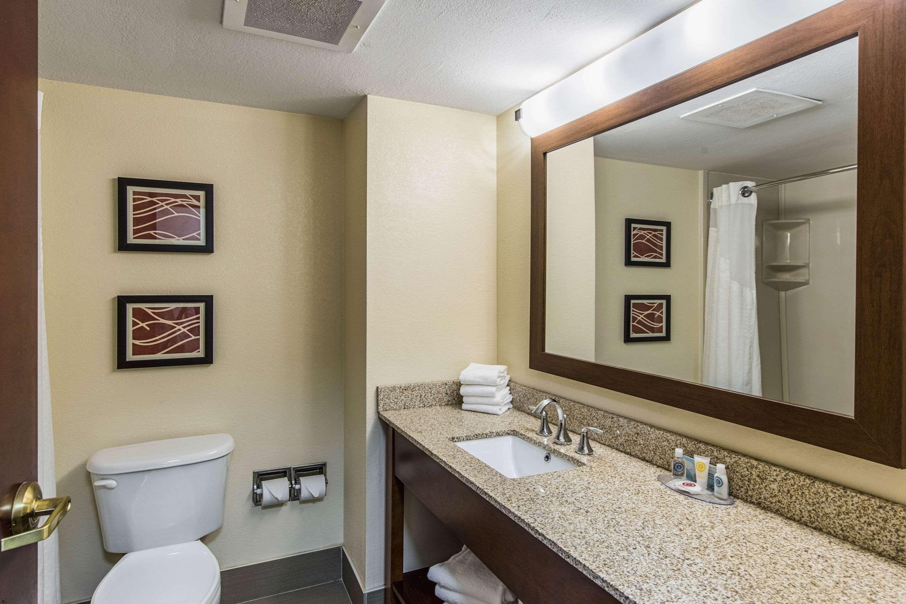 Comfort Inn & Suites Greenwood Near University Εξωτερικό φωτογραφία