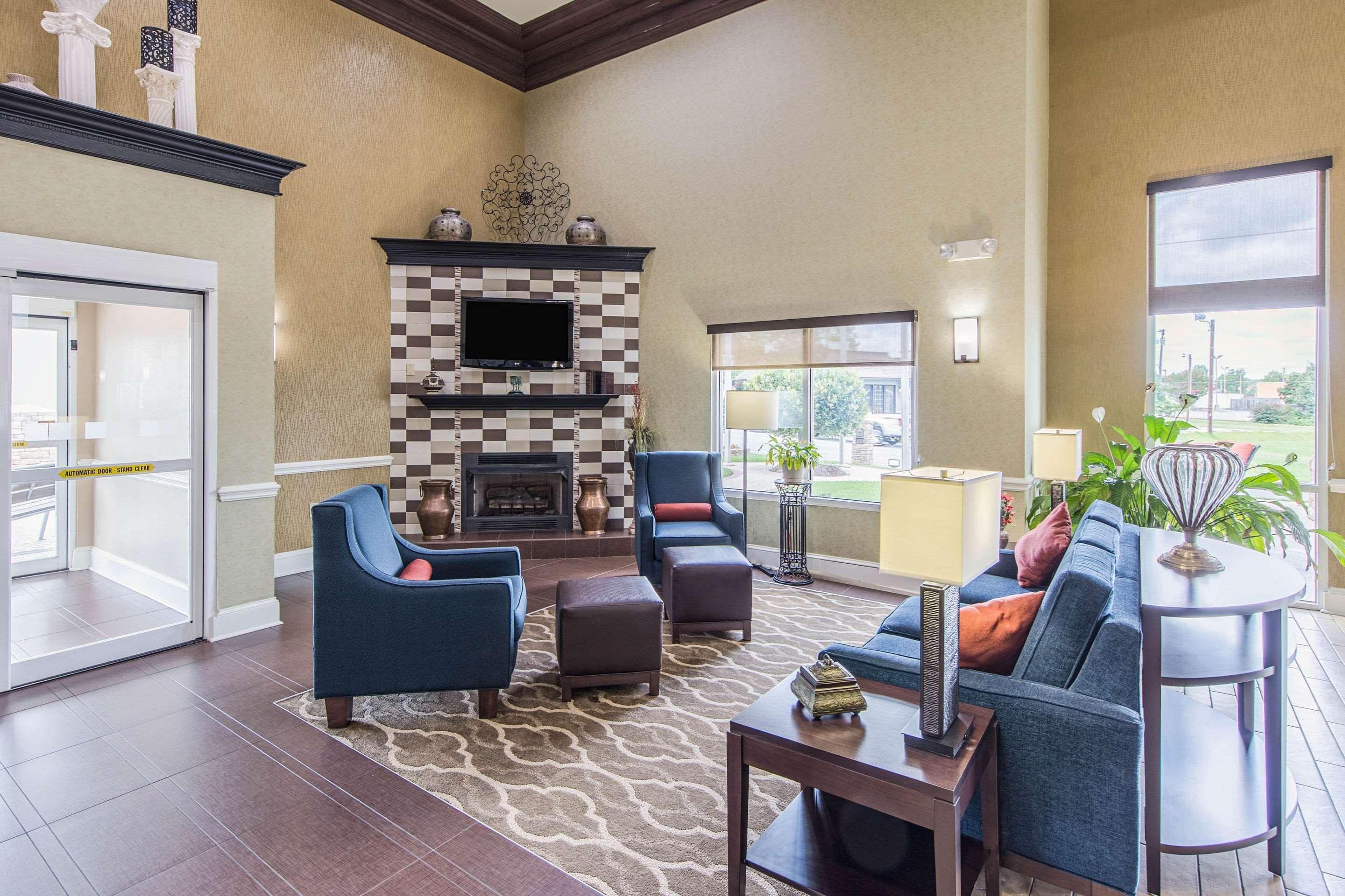 Comfort Inn & Suites Greenwood Near University Εξωτερικό φωτογραφία