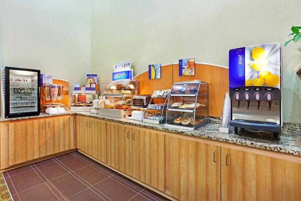 Comfort Inn & Suites Greenwood Near University Εξωτερικό φωτογραφία